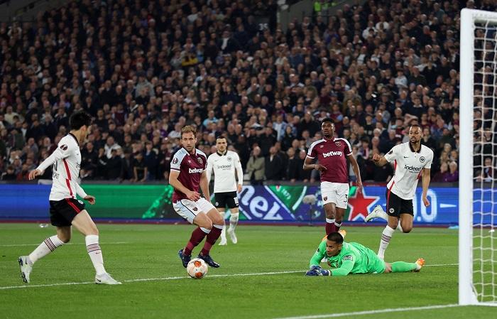 鎌田大地為法蘭克福射成2:1。(路透社)