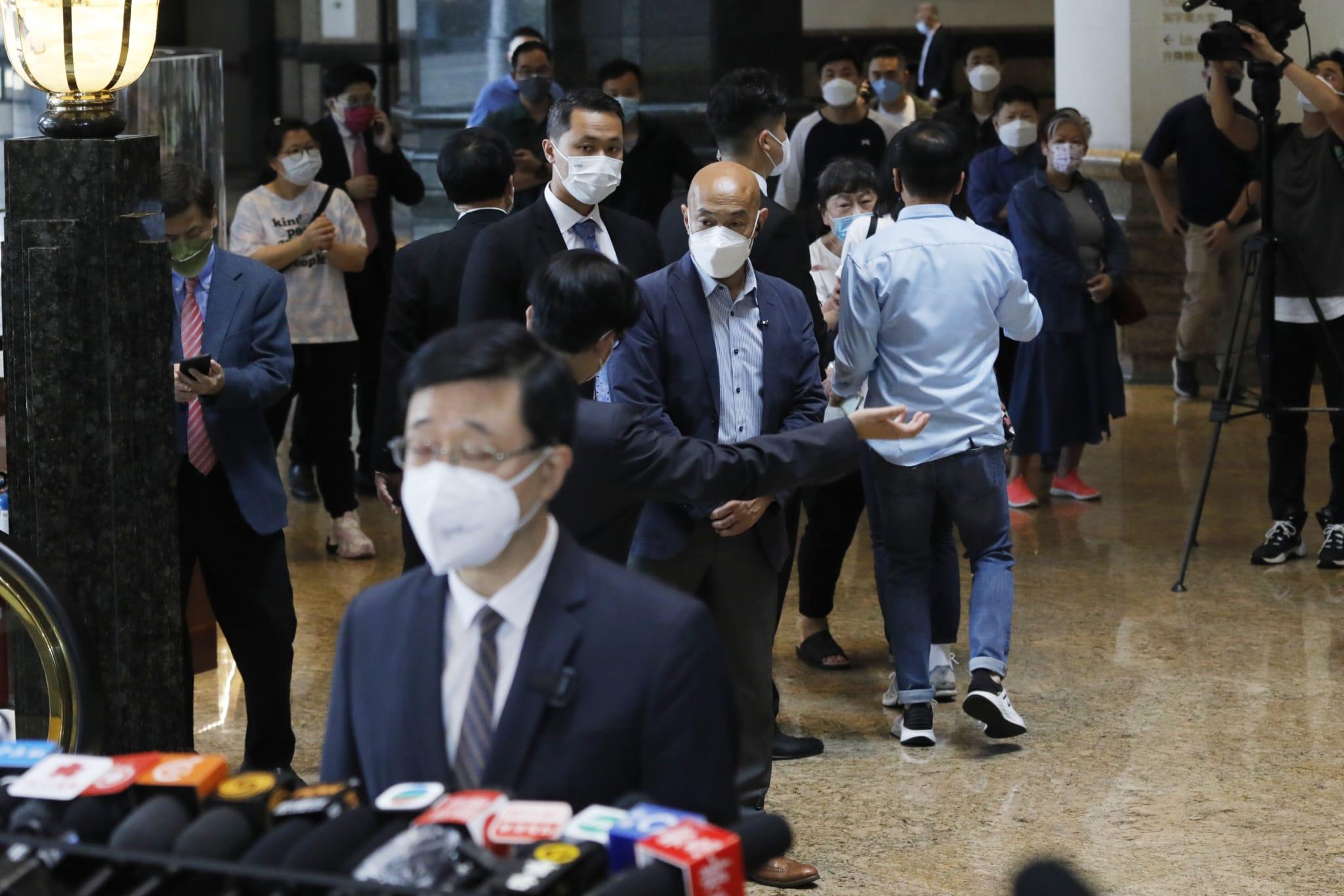 有市民向李家超請願，被工作人員阻止及帶走。