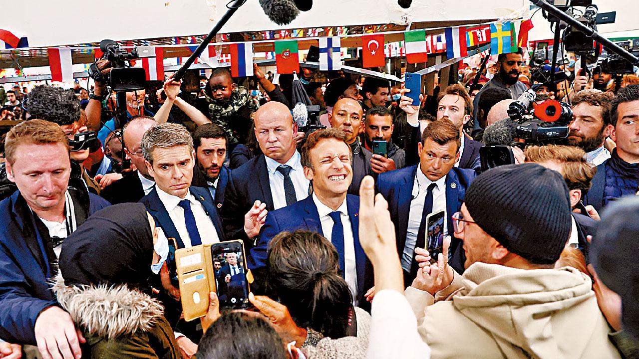 落區謝票｜深入窮區爭左翼票源 馬克龍遭擲車厘茄