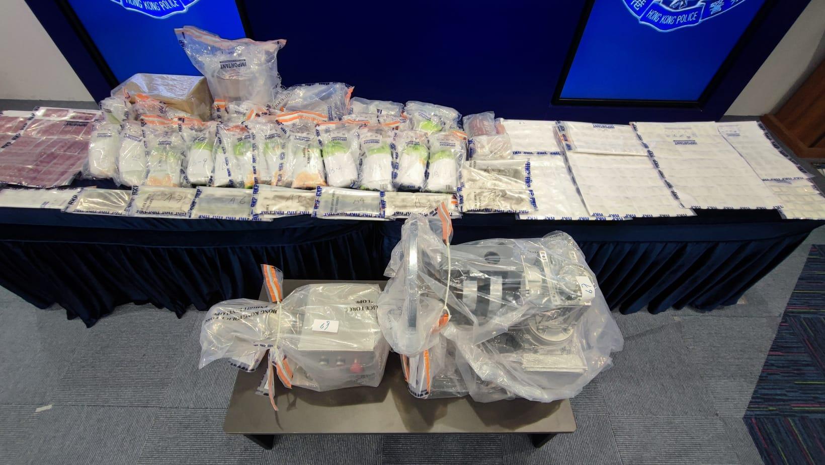 警方展示檢獲的130萬元毒品。(警方圖片)