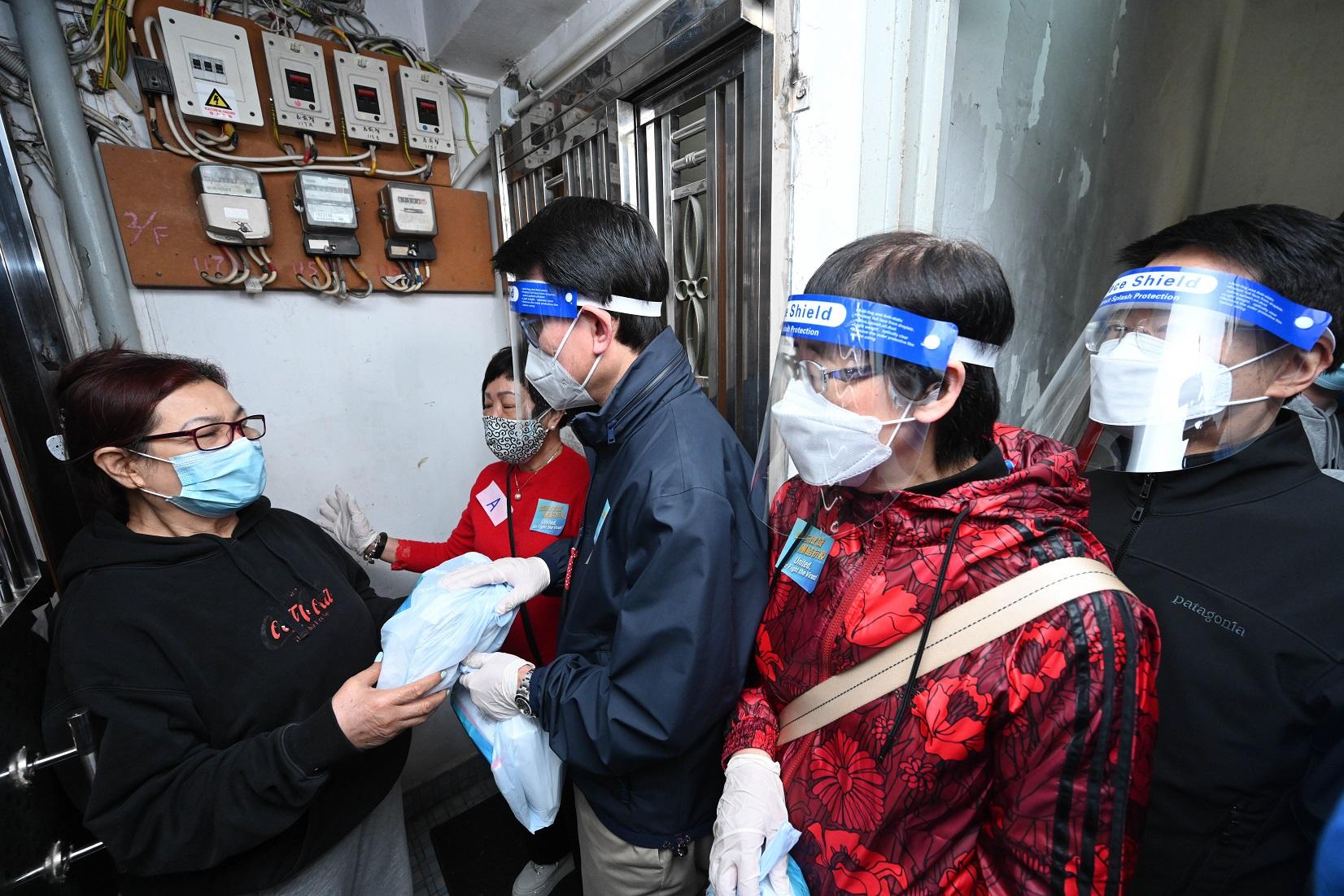 商經局長邱騰華鴨脷洲派發防疫包