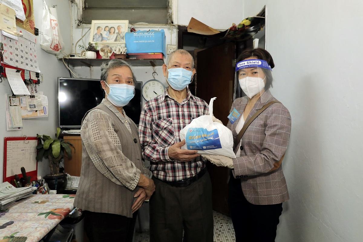 張趙凱渝(右)今日到油麻地舊樓，向基層家庭派發「防疫服務包」。(政府新聞處)