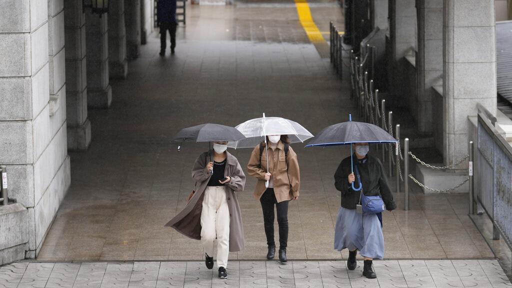 日本地方與都會區疫情走向相反。(美聯社)