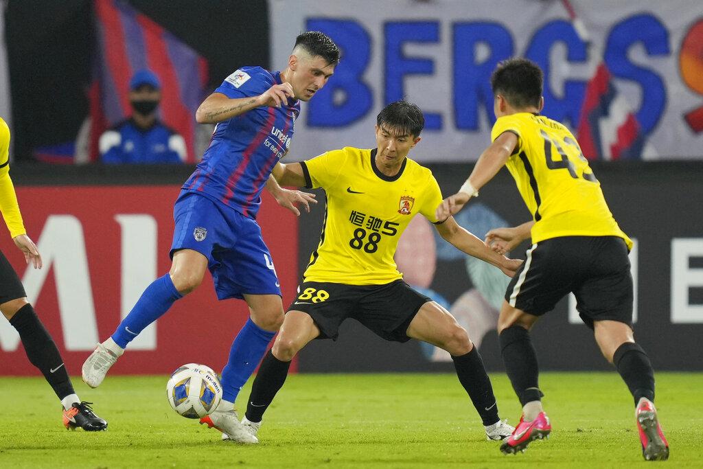 廣州隊球員關浩津（88號）因為一次粗野攔截而領紅牌，更被球隊解僱。(美聯社)