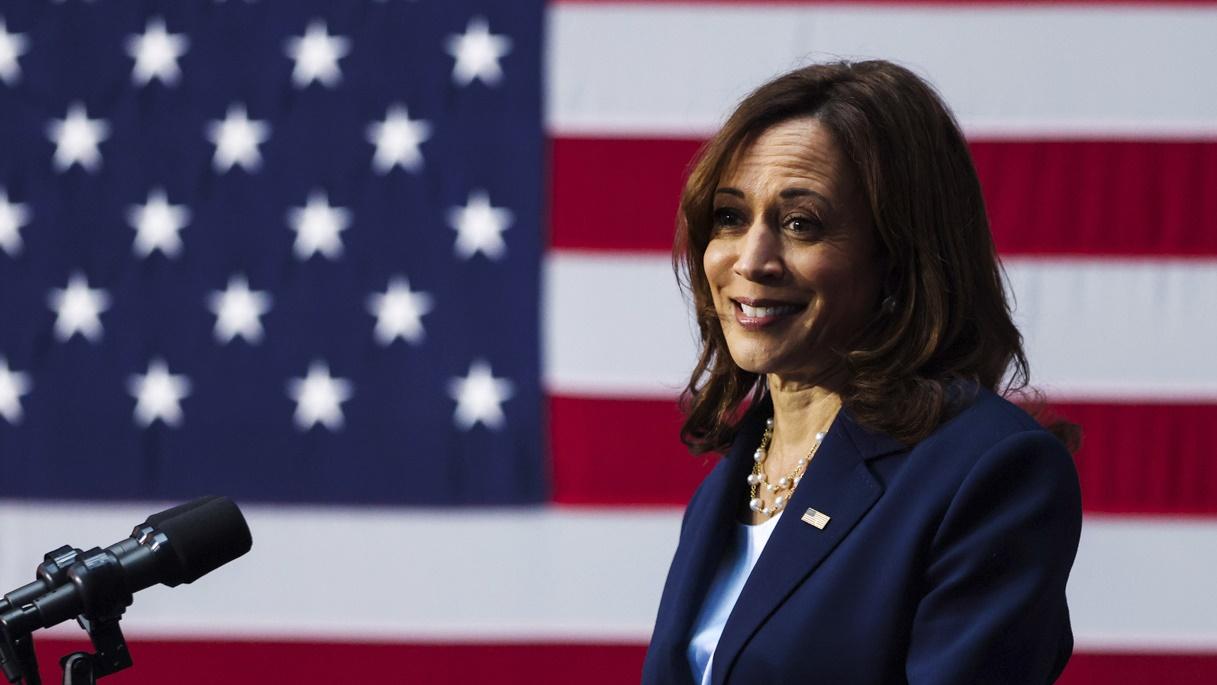 美國副總統賀錦麗確診新冠肺炎，CDC估算全國58%人口曾感染。(AP)