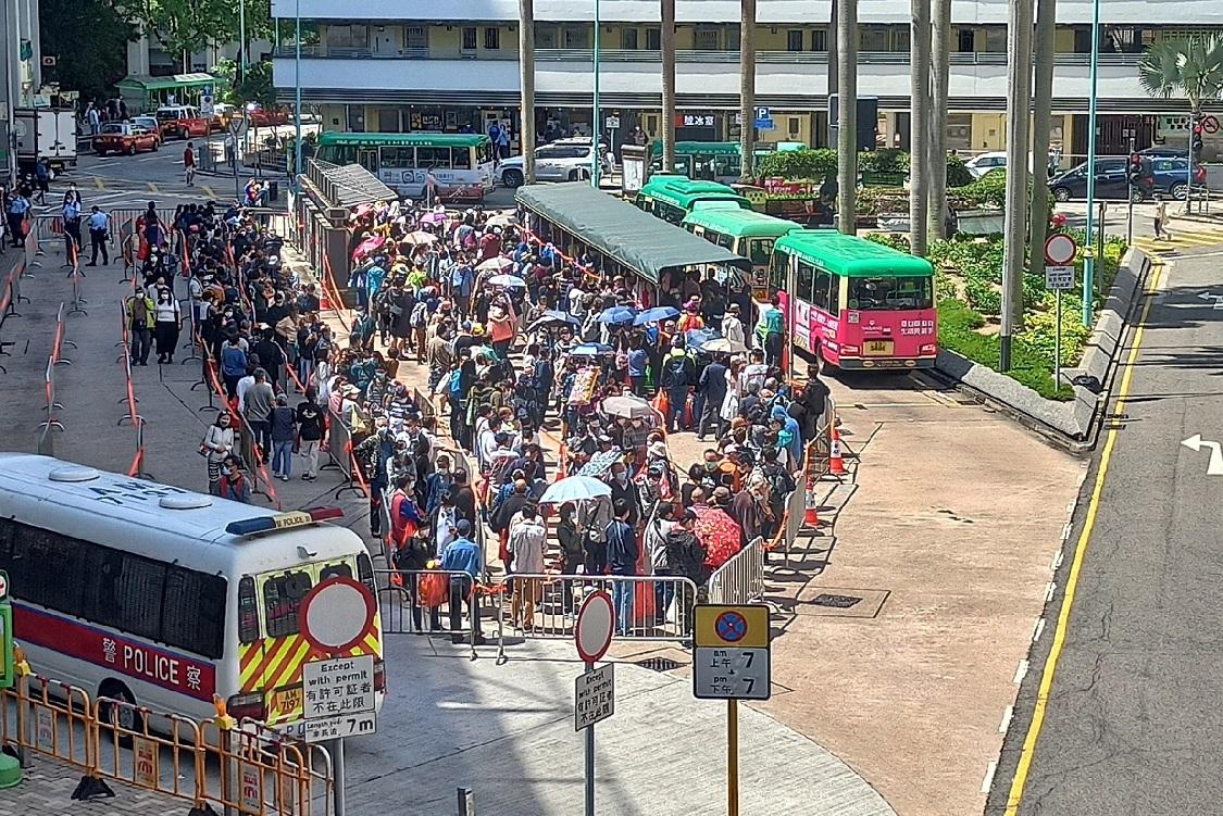 柴灣站以往有墳場特別巴士線往歌連臣角，今年清明節就只有小巴，中午前有大批市民輪候。(網民CM Chan@FB群組「香港突發事故報料區」)