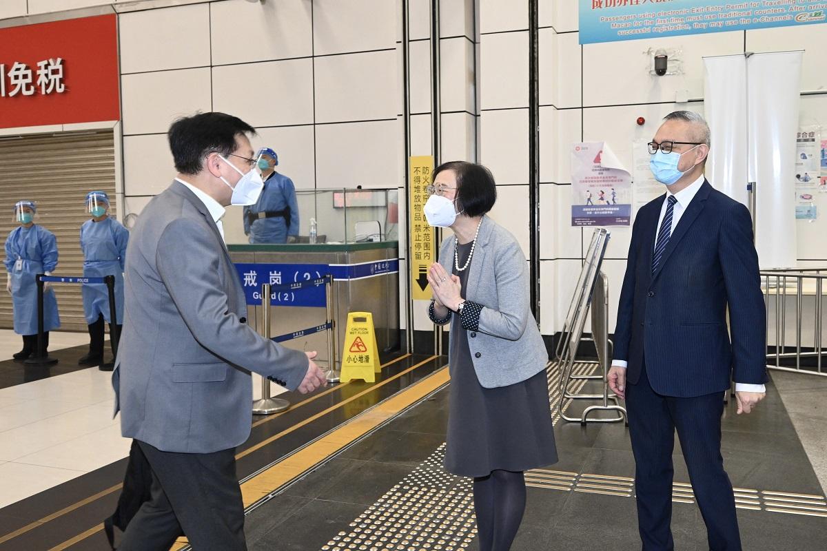 陳肇始(中)和徐德義(右)到深圳灣管制站，迎接新一批由闞飆(左)率領來港的內地疫情防控專家。(政府新聞處)