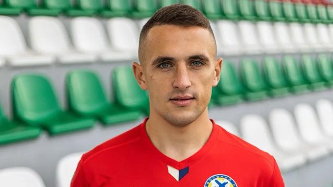 效力乙組聯賽的Oleksandr Sukhenko，其母是當地的女鎮長。一家三口早前被發現被殺害，疑遭俄軍行刑式處決。(Twitter圖片)