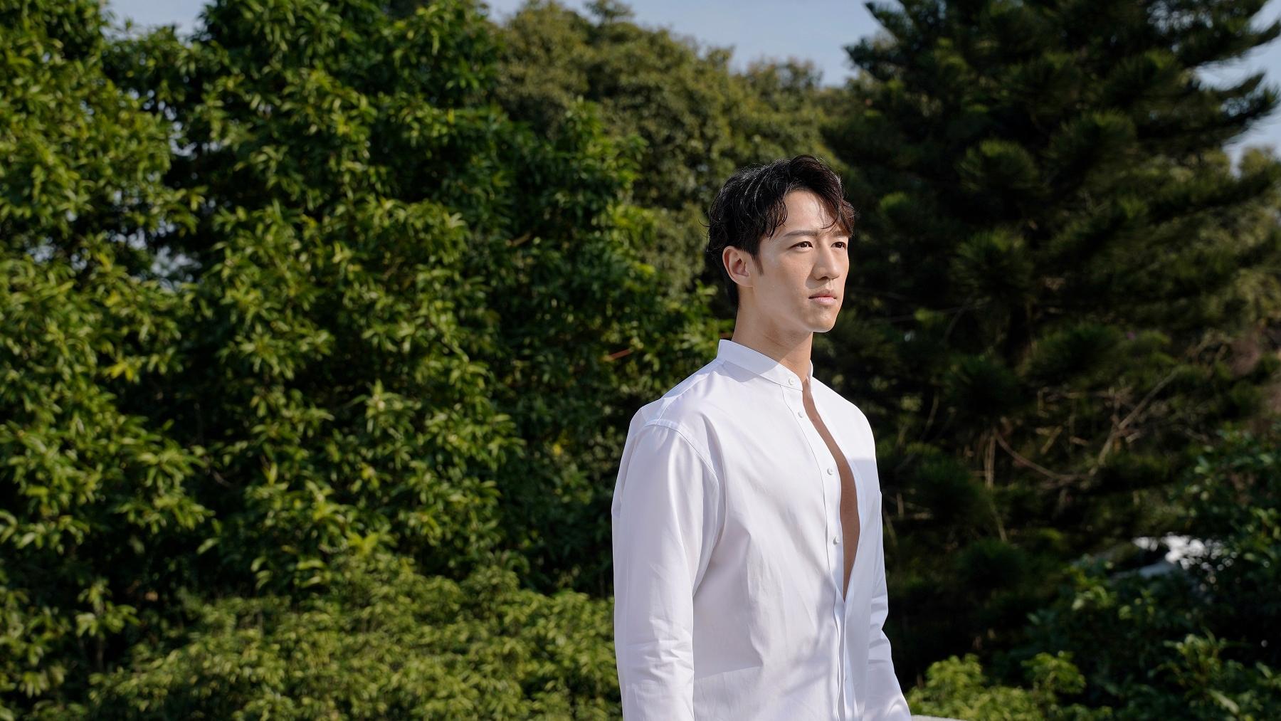 Jay Fung首開個唱派福利，拍宣傳海報若隱若現騷胸肌。