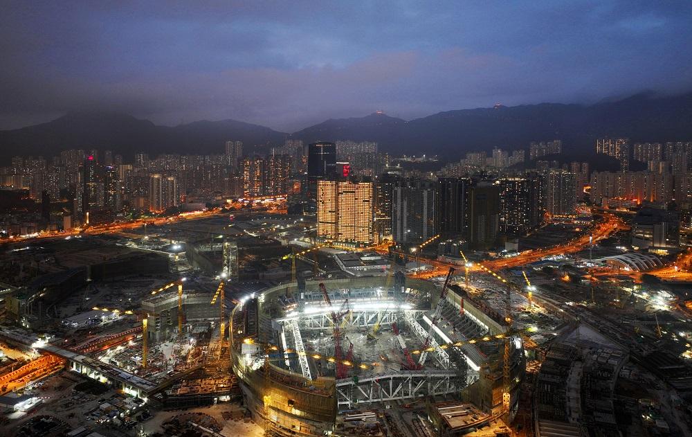 THE HENLEY系列交樓在即，近日大樓正進行試燈工程。（發展商提供之相片）