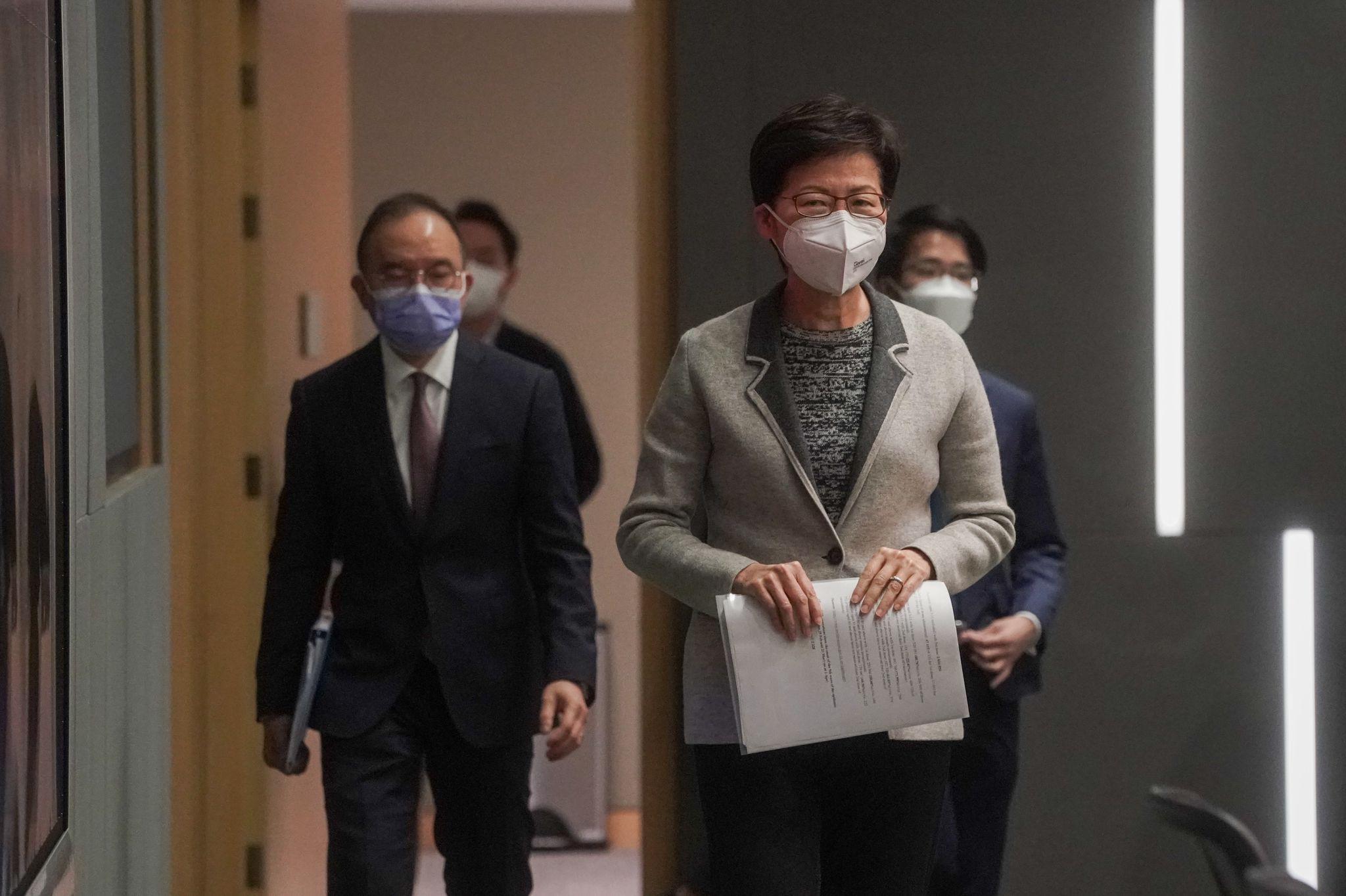 負責檢測工作的政制及內地事務局長曾國衞(左一)首次於抗疫記者會現身，但沒有任何發言。