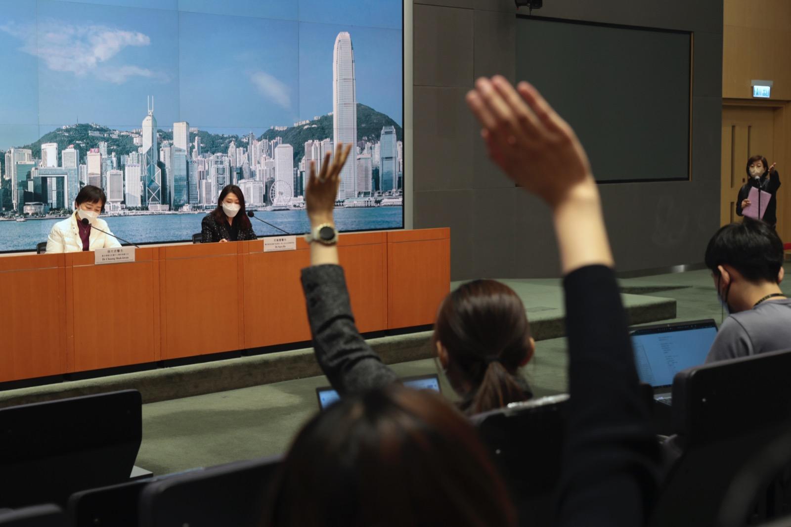 衛生防護中心傳染病處主任張竹君(左)醫管局總行政經理(病人安全及風險管理)何婉霞(右)。