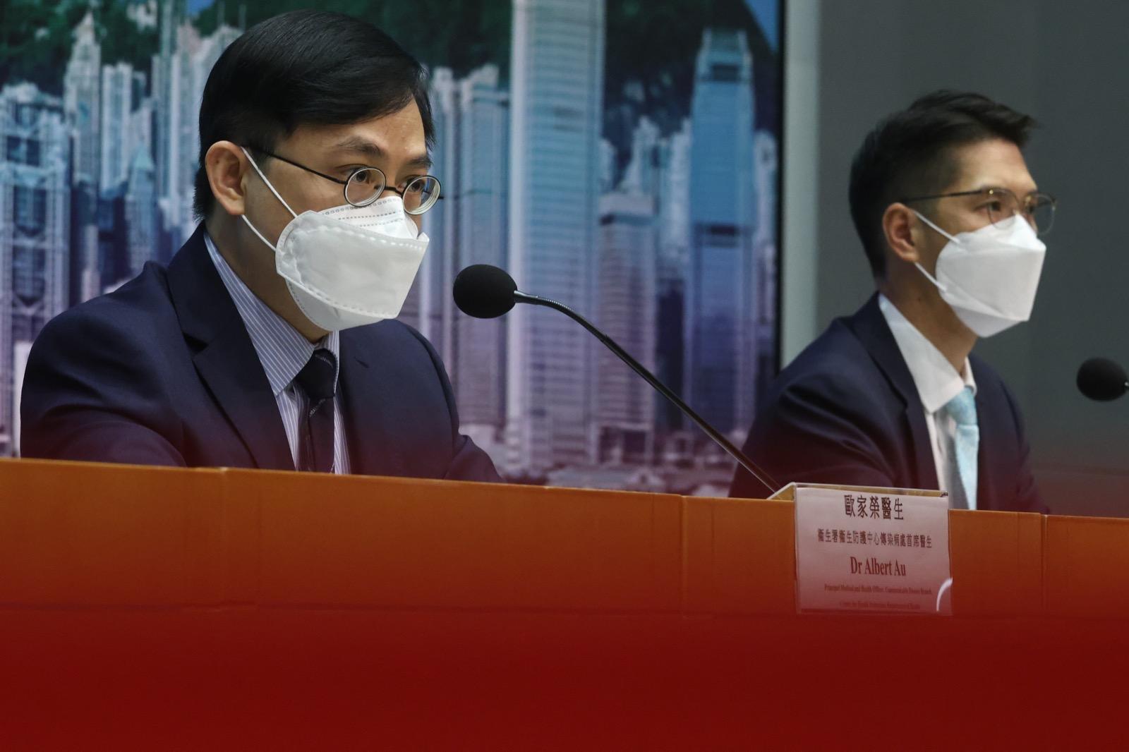 衛生防護中心傳染病處首席醫生歐家榮(左)及醫管局總行政經理(質素及標準)劉家獻(右)。