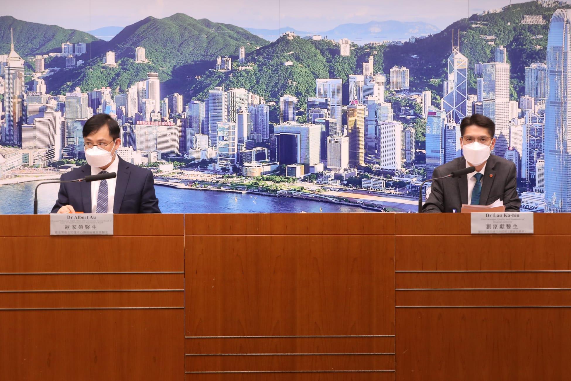 衛生防護中心傳染病處首席醫生歐家榮(左)及醫管局總行政經理(質素及標準)劉家獻(右)。