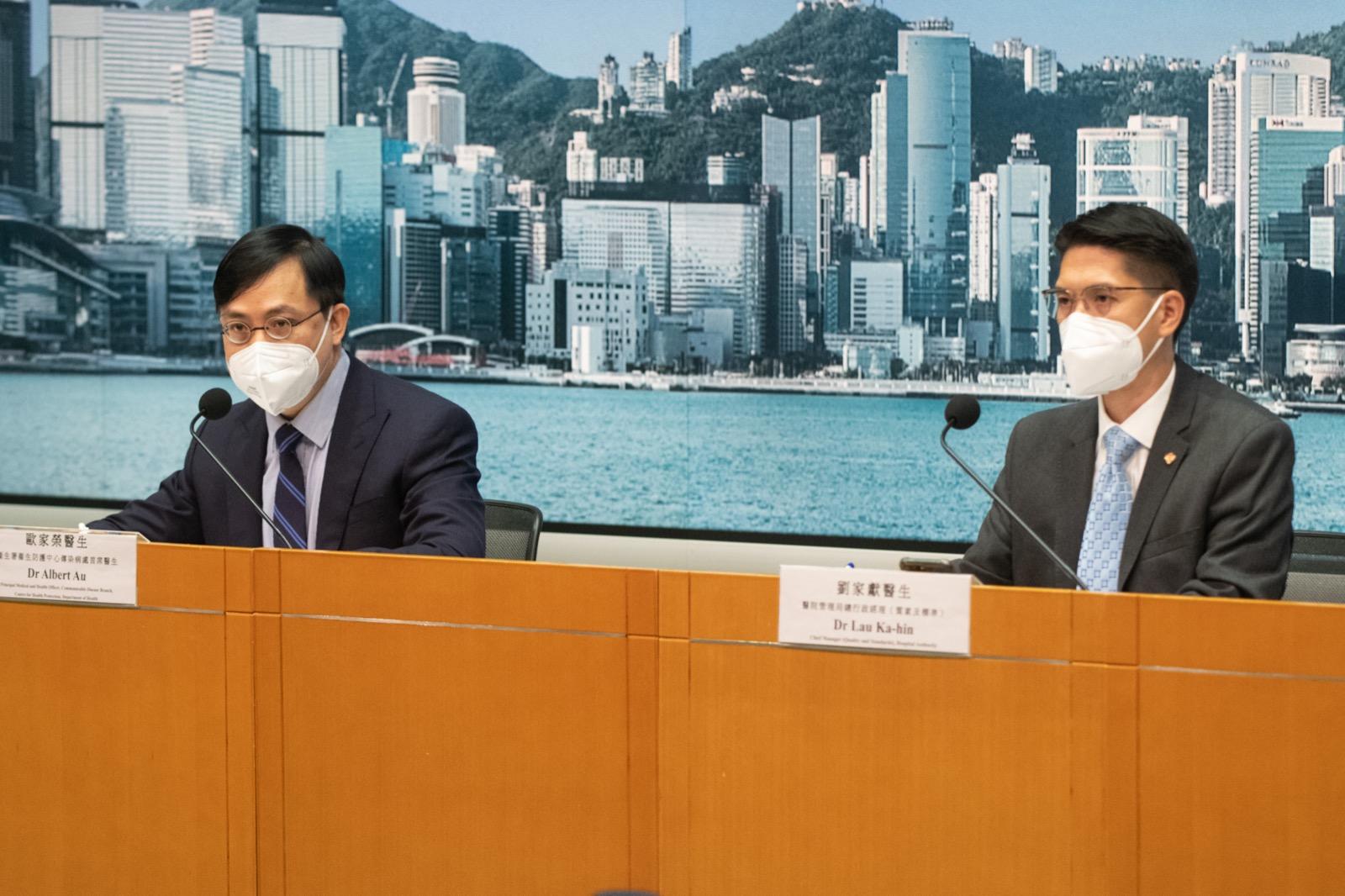 衛生防護中心傳染病處首席醫生歐家榮(左)及醫管局總行政經理(質素及標準)劉家獻(右)。