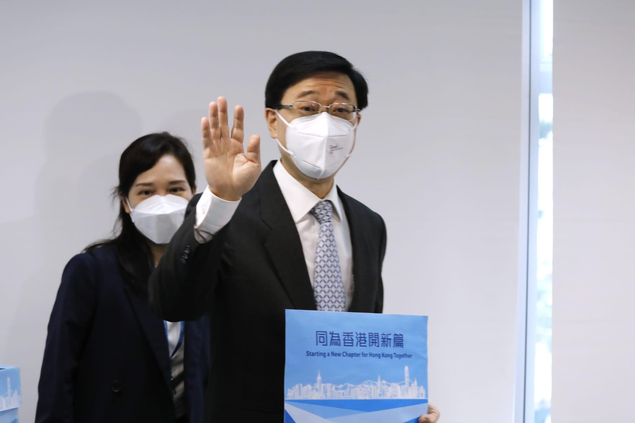 特首選舉｜李家超抵達展城館　遞交提名表格參選