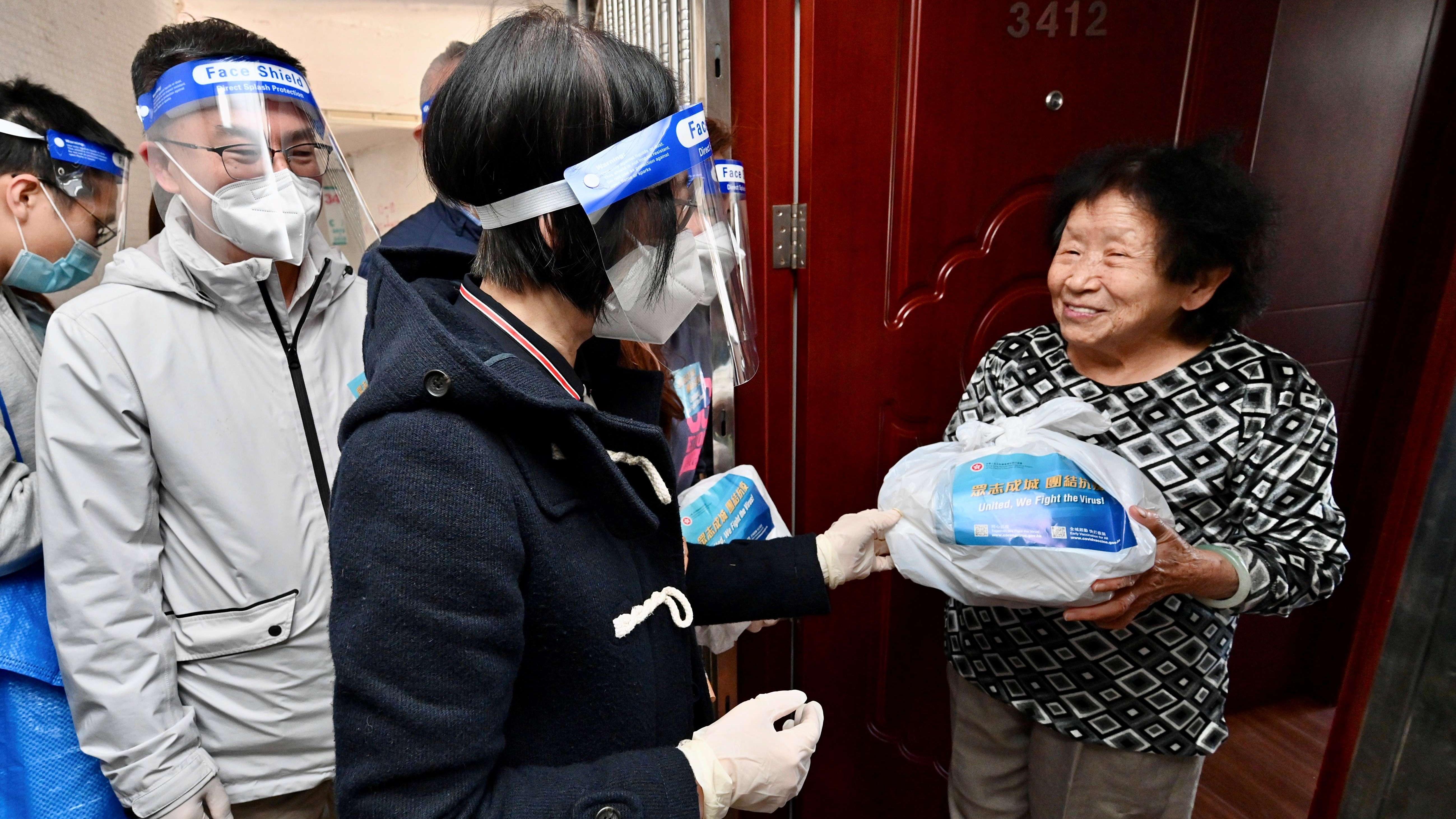 香港政府派出防疫服務包。