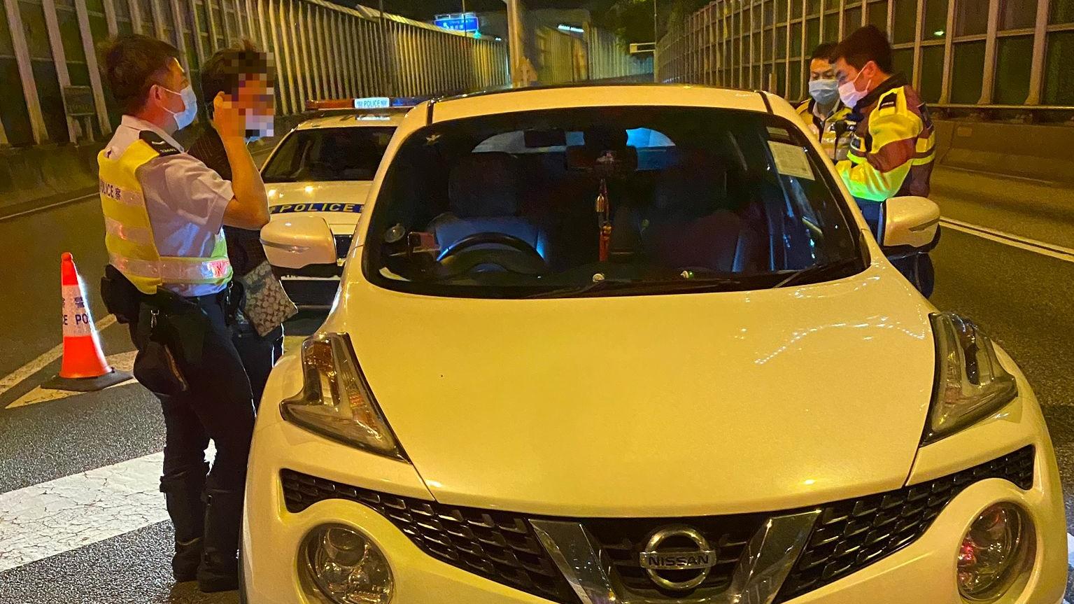 警荃灣截查違例私家車 檢大麻毒郵票拘取司機