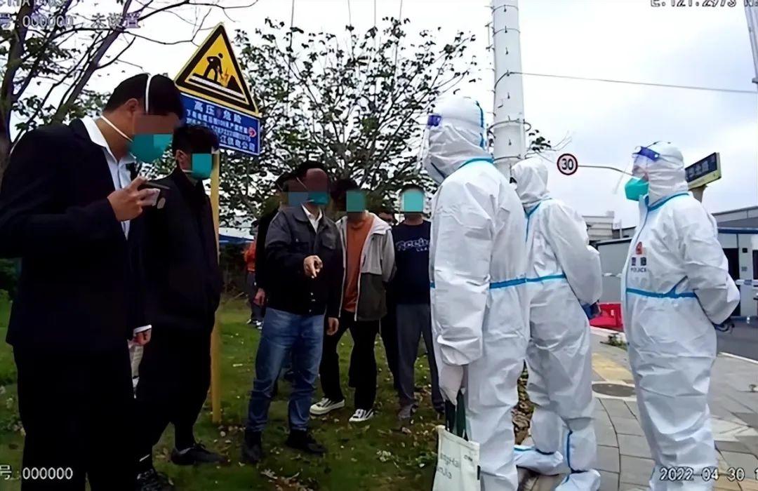 上海松江區警方到涉事方艙醫院處理事件，最終拘捕8人。(互聯網)