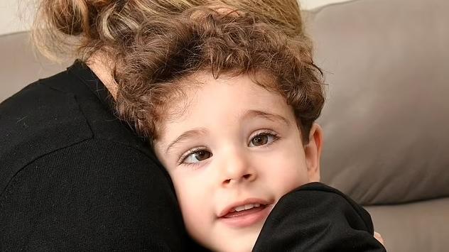 米爾科去年10月生病，1個月後開始出現斜視，視力下降。(互聯網)