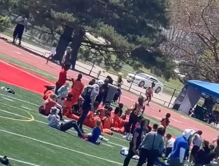 莉莉返轉頭著鞋。(互聯網)