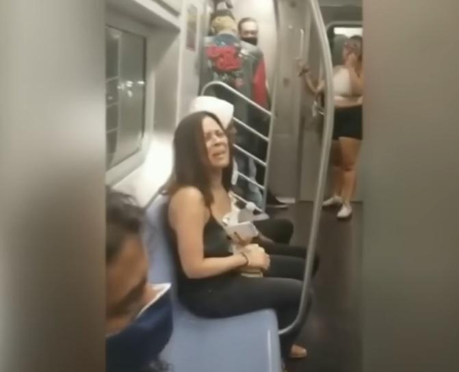 女子被流氓抓著頭髮，驚恐地向其他乘客求救。(互聯網)