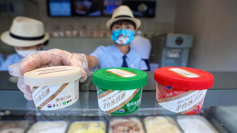 貴州茅台與蒙牛合作，推出茅台雪糕。(中新社)