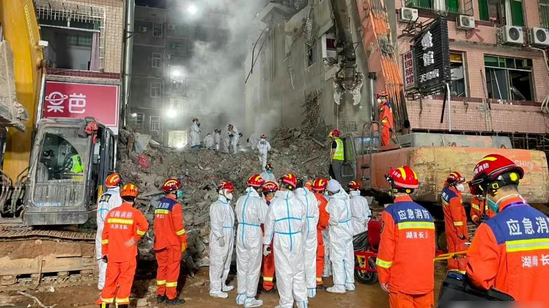 長沙塌樓第六天，現場再發現生還者。(互聯網)