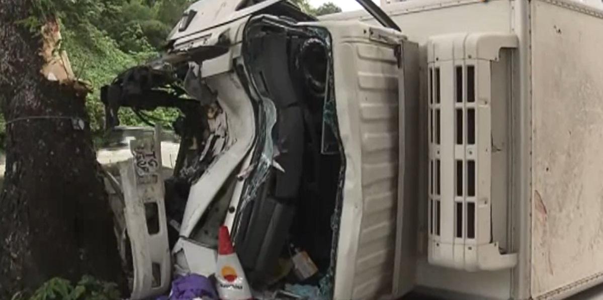 貨車撞大樹後翻側，車頭凹陷。(新聞截圖)