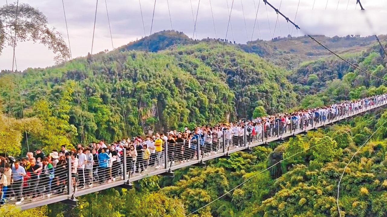 五一假期 個別景區人頭湧湧 成都玻璃棧道逼爆