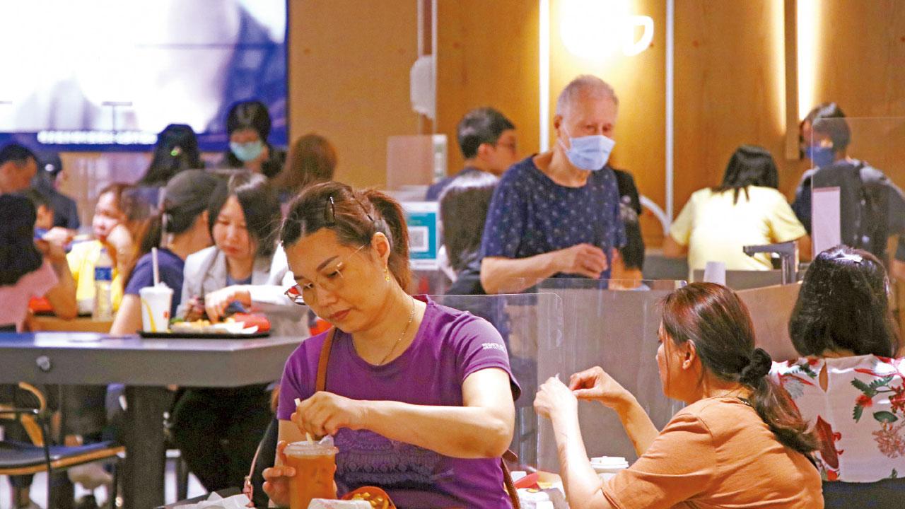 蘭桂坊酒店患者曾到太古城老麥 同場10分鐘一家三口染疫 歐家榮：第六波必出現