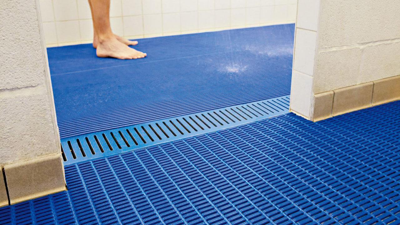 公眾場所赤腳行走 小心香港腳