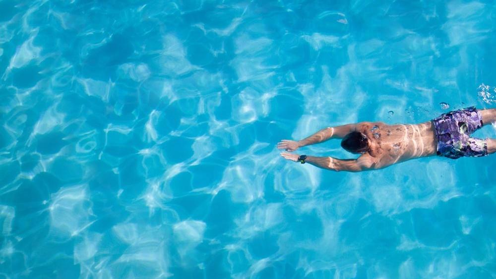 德國有城市試行全民赤裸上身游泳，貫徹性別平等。(網上圖片)