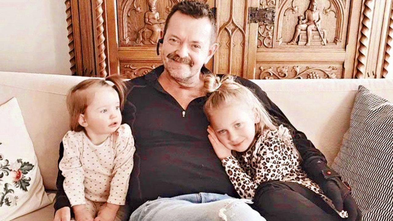 全球首例雙臂移植成功 等足24年終能擁抱女兒