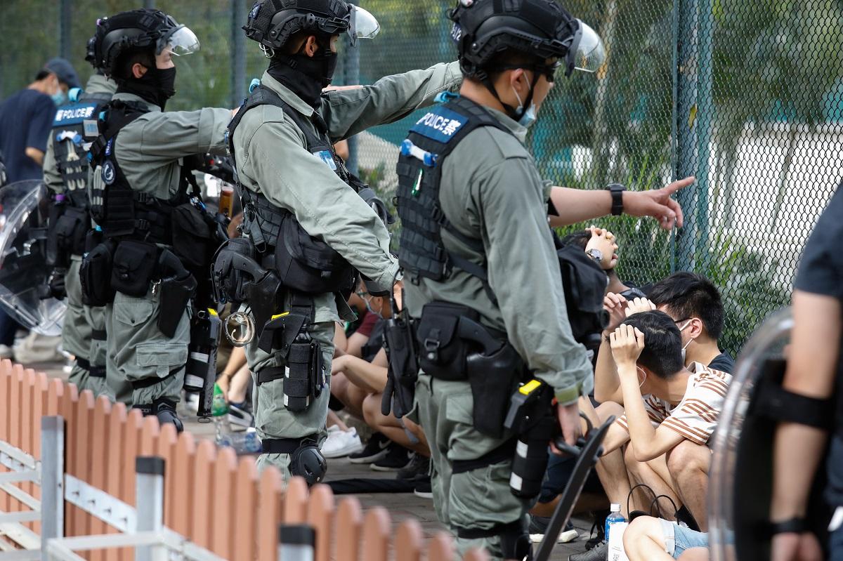 2020年7月1日多人在銅鑼灣高士威道被警方截查及拘捕。(資料圖片)