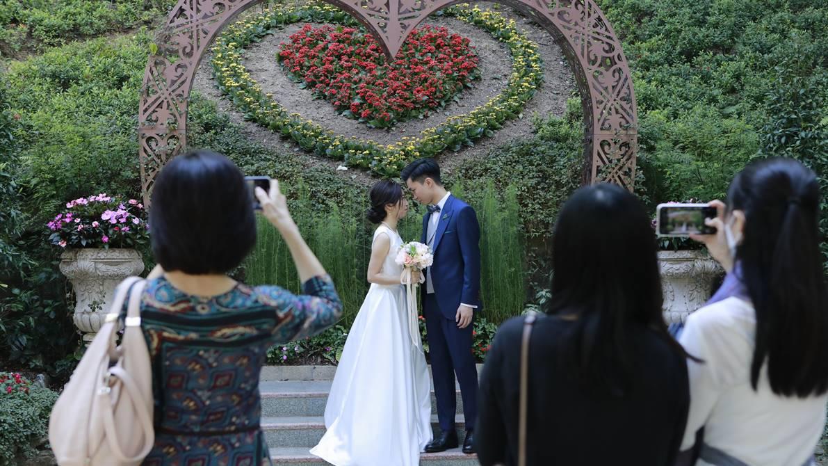 疫情｜憂現第六波　業界：結婚新人查詢提前擺酒數目增3成