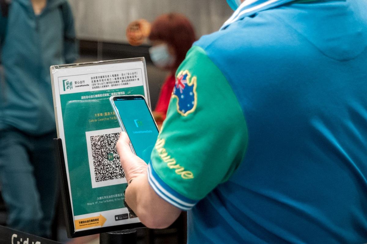 《傳真社》揭發「安心出行」程式含有人臉識別功能代碼。(資料圖片)