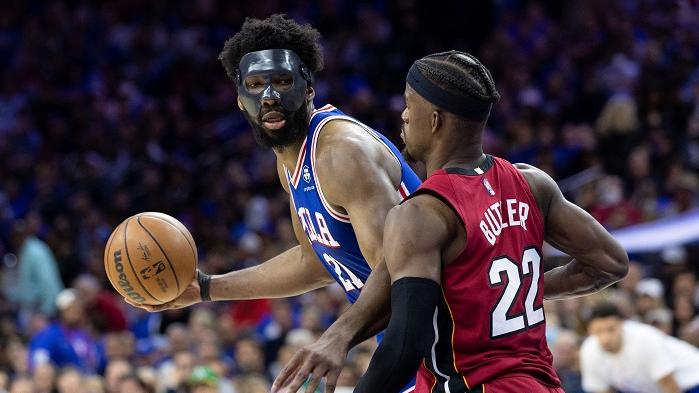 戴上面罩的安比交出「雙雙」的成績，協助76人追回一場。(路透社)