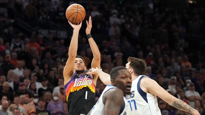 迪雲布克為太陽攻入28分，帶領球隊擊敗獨行俠。(路透社)