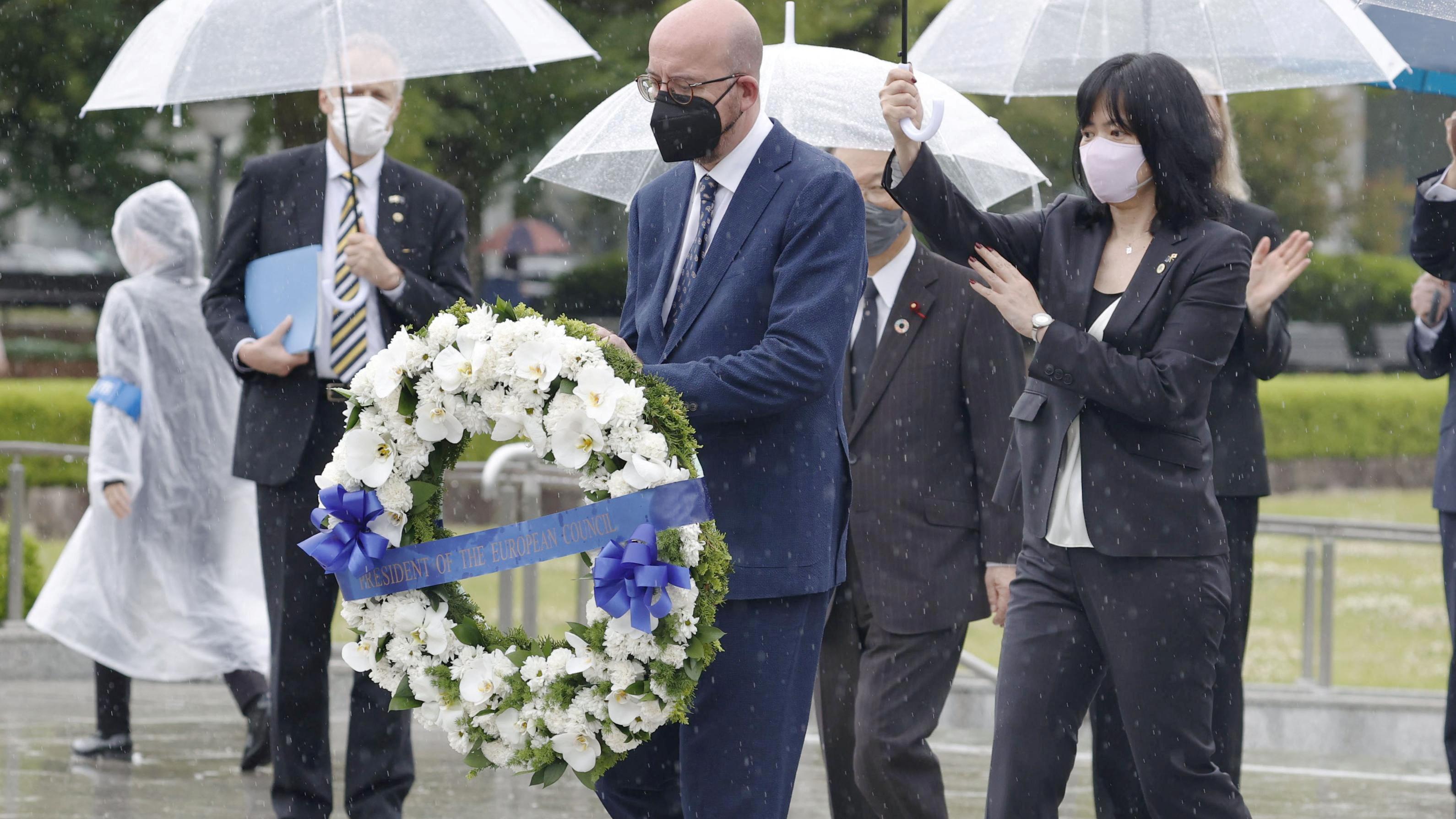 歐洲理事會主席米歇爾在廣島和平紀念碑獻花。(路透社)