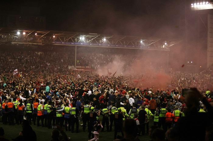 賽後大批球迷衝落球場，錫菲聯隊長被指因此遇襲。(路透社)