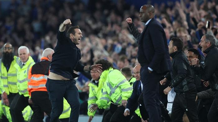 愛華頓成功反勝，主帥林柏特興奮慶祝。(路透社)