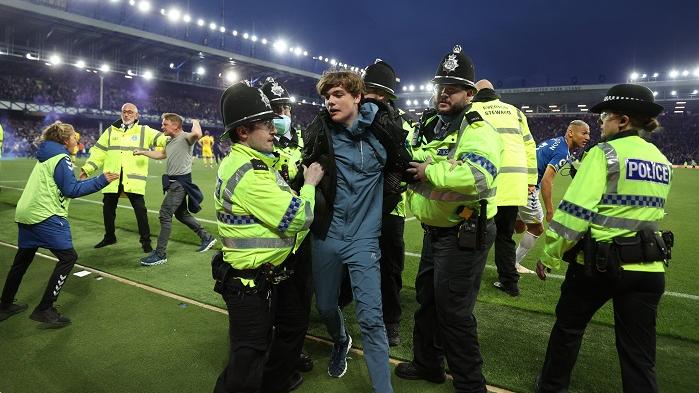 近期多次球迷賽後闖入球場慶祝都引發不快事件。(路透社)