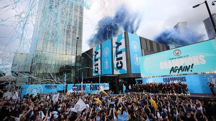 曼城在周一在市內舉行巡遊。(路透社)