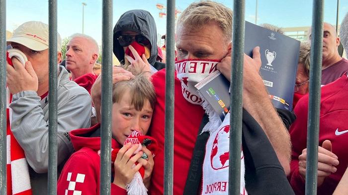 英國方面批評法國警方對在場外排隊準備入場球迷使用催淚彈表達遺憾。(路透社)