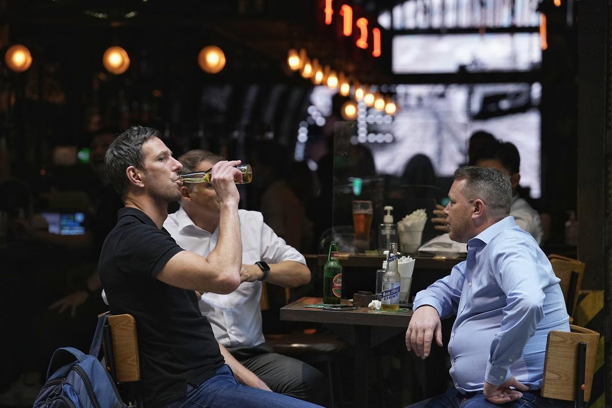 酒吧獲准重開首日，不少市民往蘭桂坊消遣。(夏家朗攝)