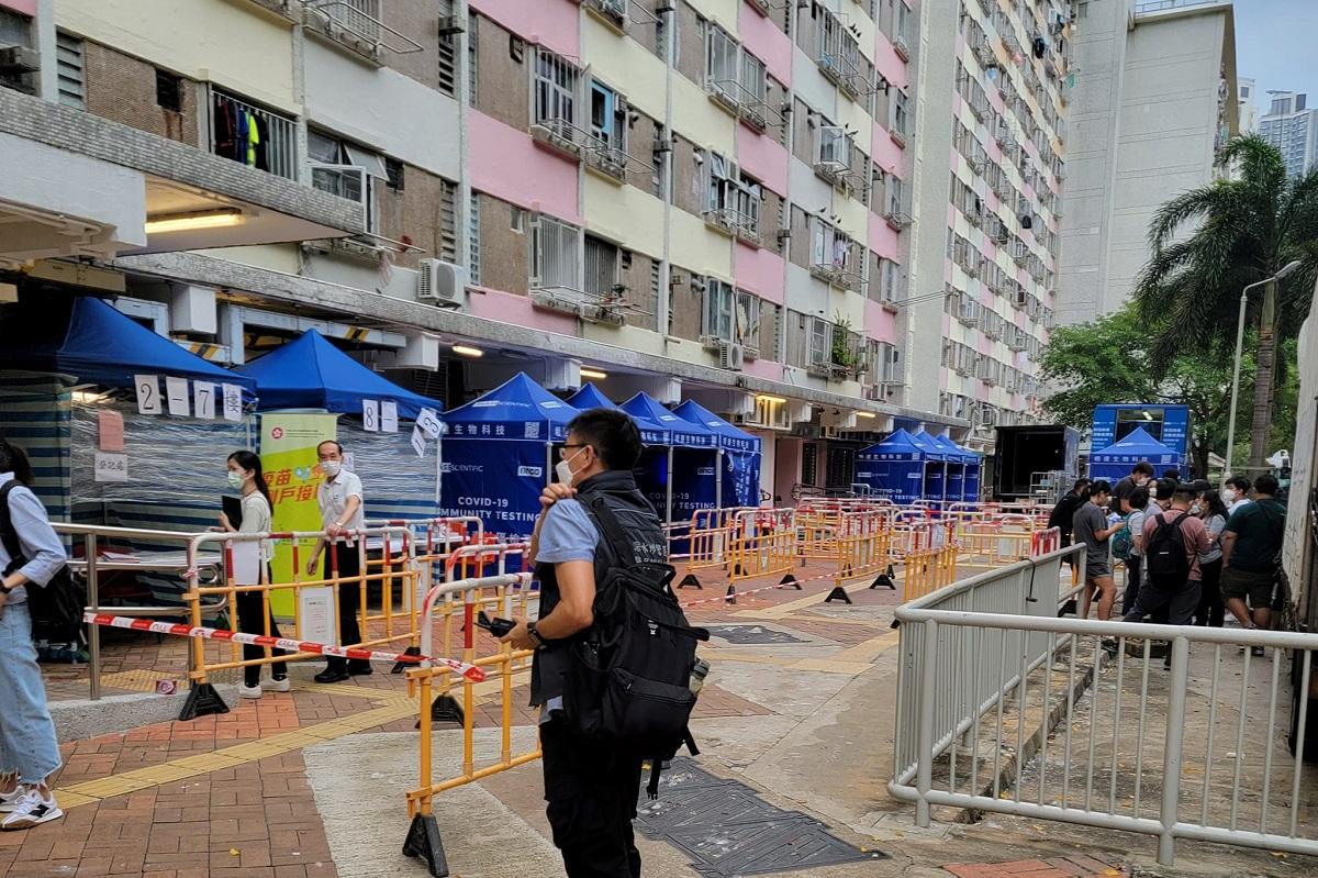 當局圍封麗閣邨麗芙樓，要求範圍內居民強制檢測。(網民Joanne Cheng@fb群組「長沙灣人」)