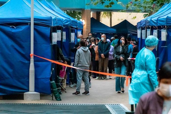 政府今日對旺角海富苑海寧閣採取突擊行動，檢查居民有否完成強制檢測。(資料圖片)