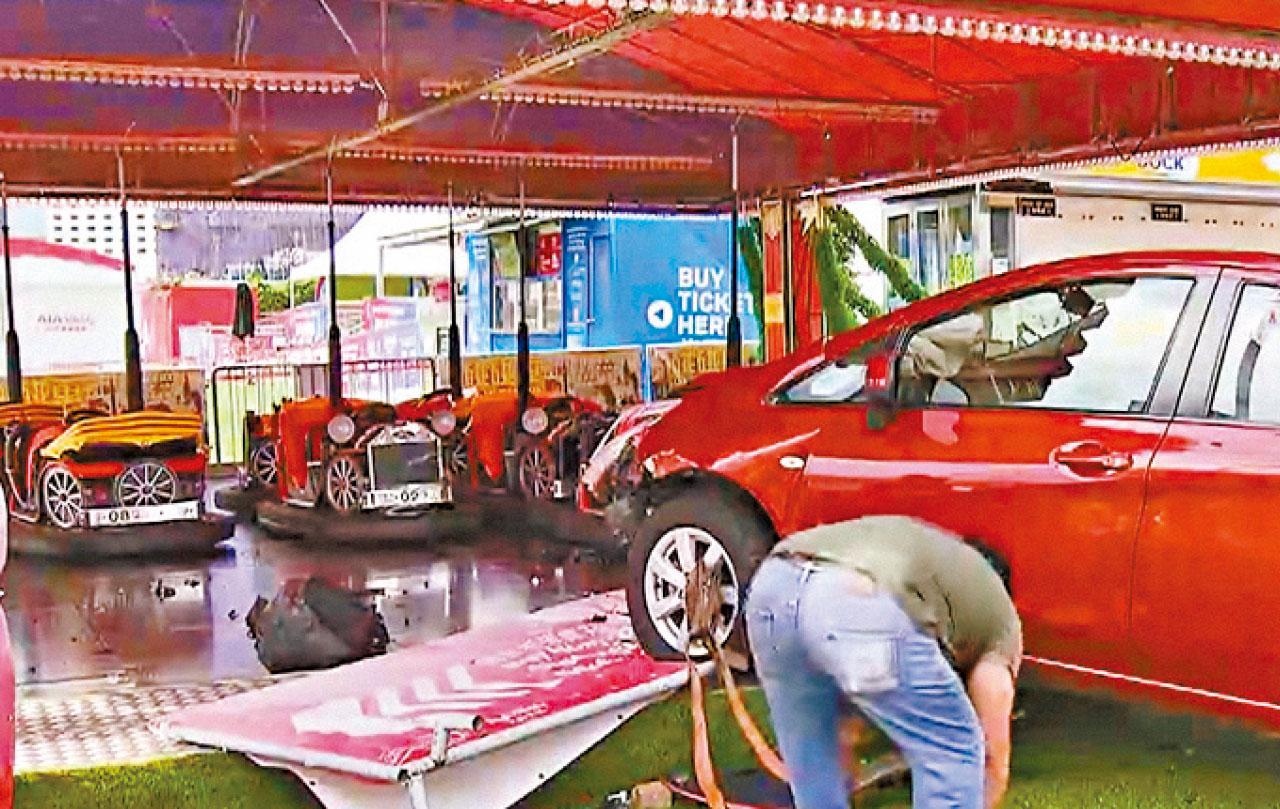 私家車疑失控衝入「碰碰車」攤位 93歲司機手部輕傷毋須送院