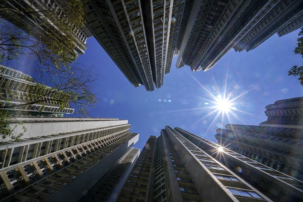 一眾綠、白表申請者等待「居屋2022」攪珠結果，令二手居屋成交未見跟隨整體樓市反彈。（資料圖片）